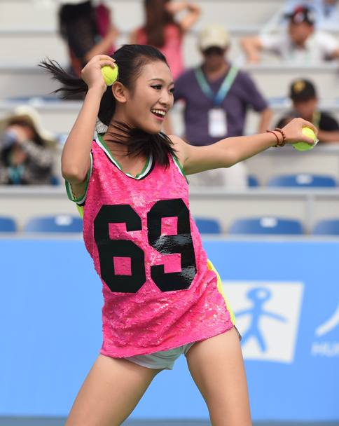 Una cheerleader durante match di tennis a Wuhan, Cina (Afp)